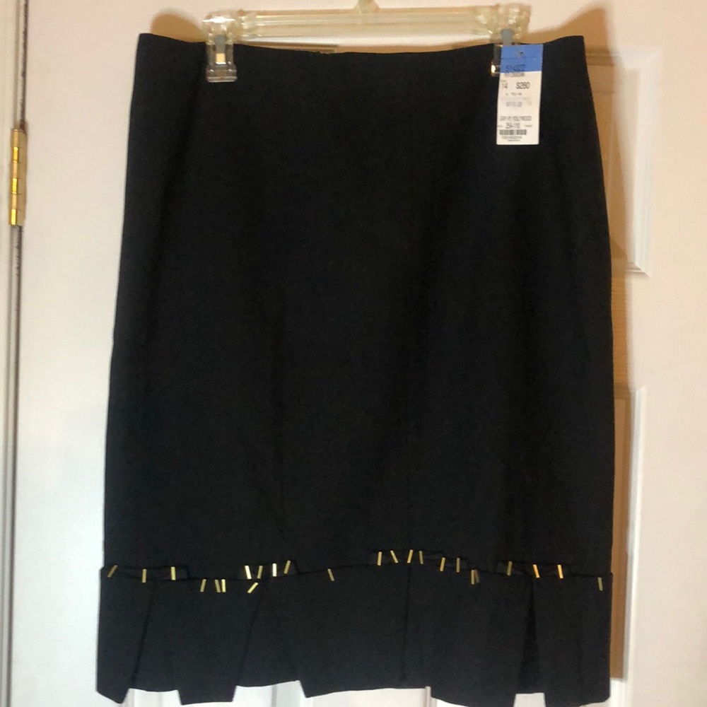 Black skirt w/ bottom pleats.